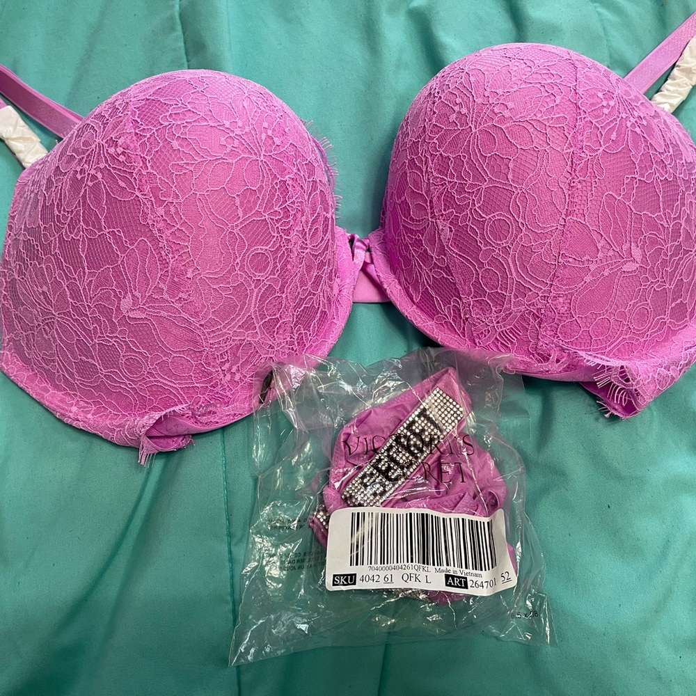 VictoriaSexret bombshell bra 38DD and thong L set.